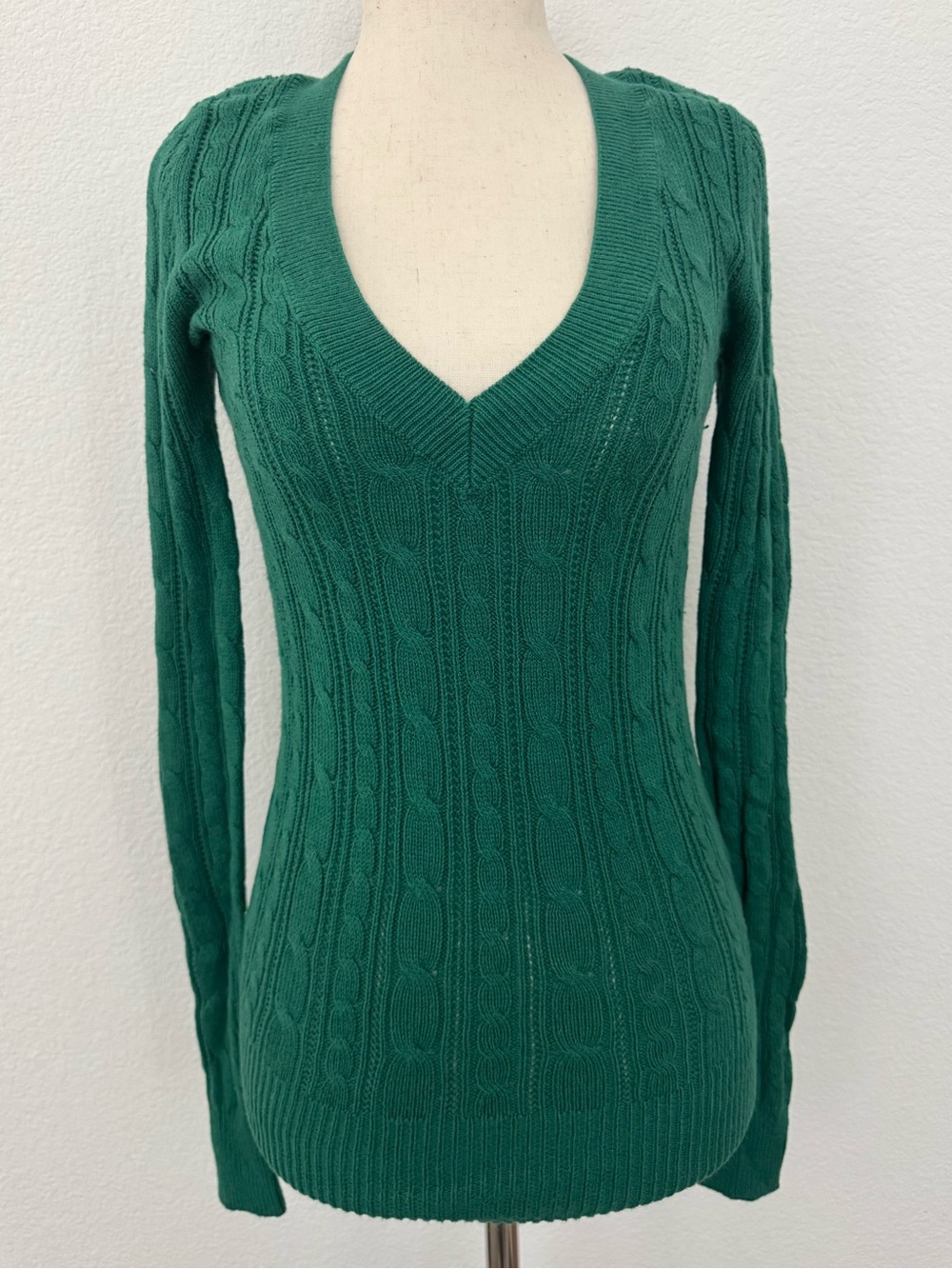NWT AE American Eagle Outfitters Cable Knit V Neck Sweater Kelly Green Long XS